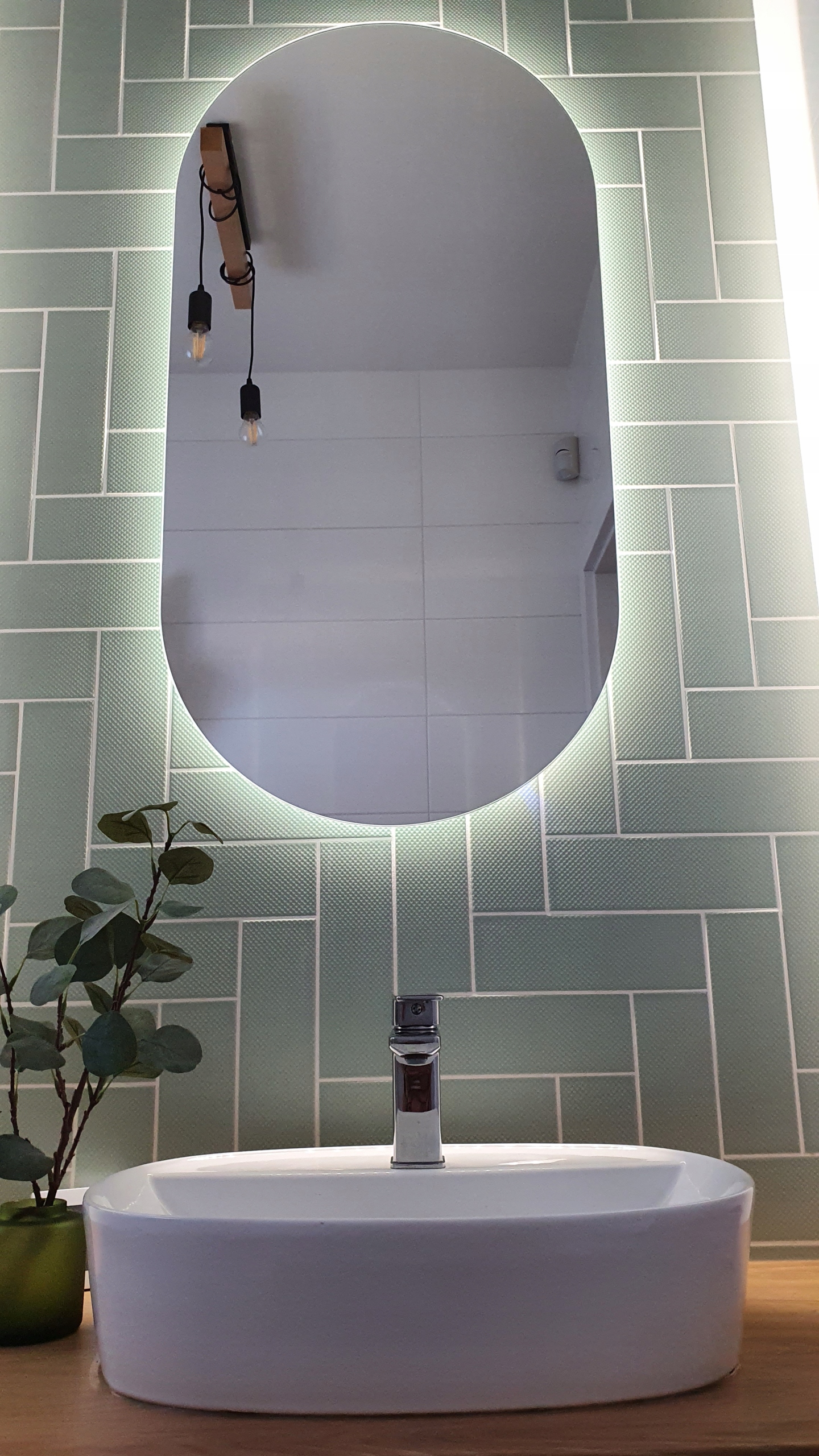 Krásne oválne zrkadlo s LED 100x40